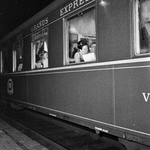 854198 Afbeelding van de extra trein bestaande uit 10 restauratierijtuigen die van Ede via Utrecht en Geldermalsen naar ...